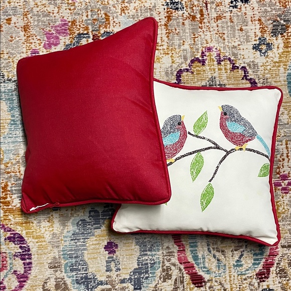 Two (2) Outdoor Pillows White/Red With Birds - Picture 4 of 7